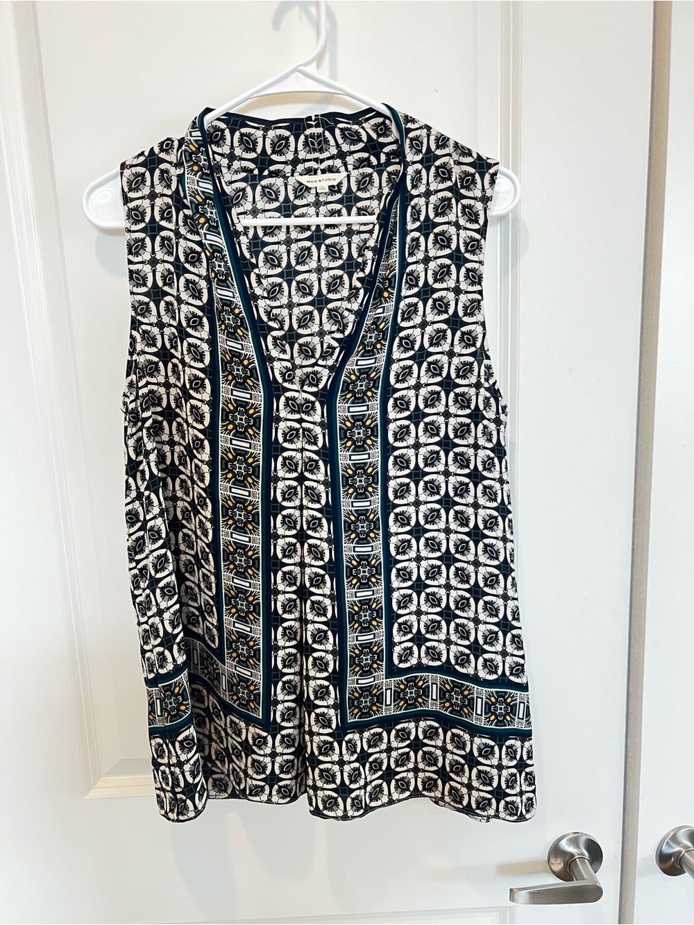 Max Studio Black & White Printed V-Neck sleeveless top with Teal Accents